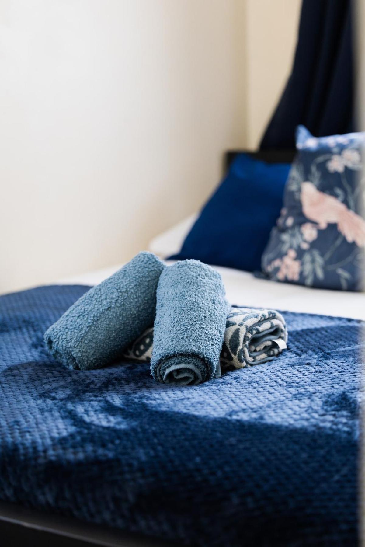 Luxury 4beds West London-mobilerateoffers-zone1-family-tourist-weekly-wifi-sleeps7-netflix! * London