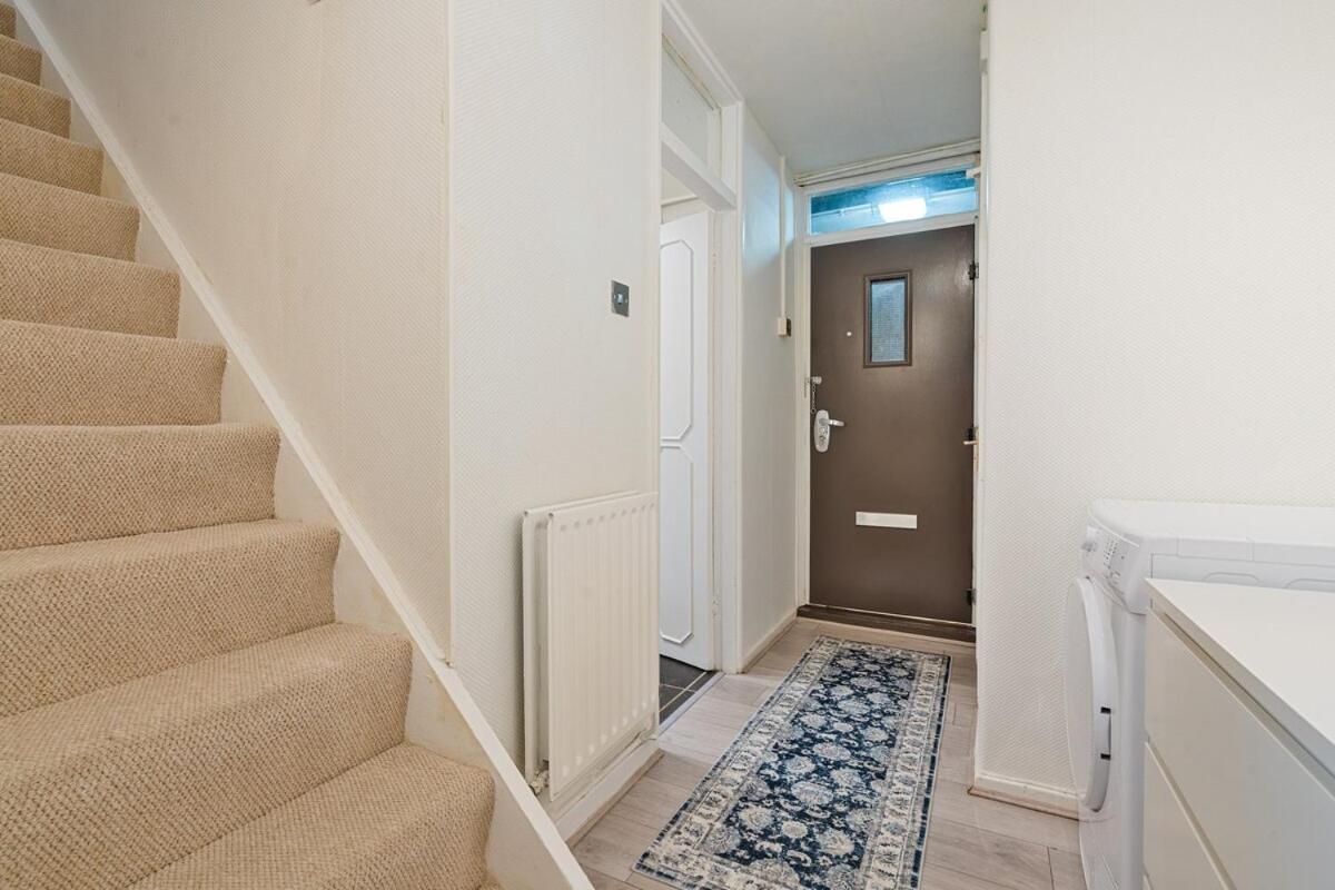 Apartment 3 Bedroom Prime Location Near Canary Wharf *
