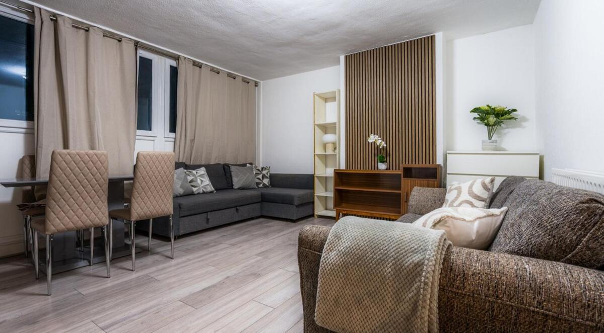 3 Bedroom Prime Location Near Canary Wharf Apartment