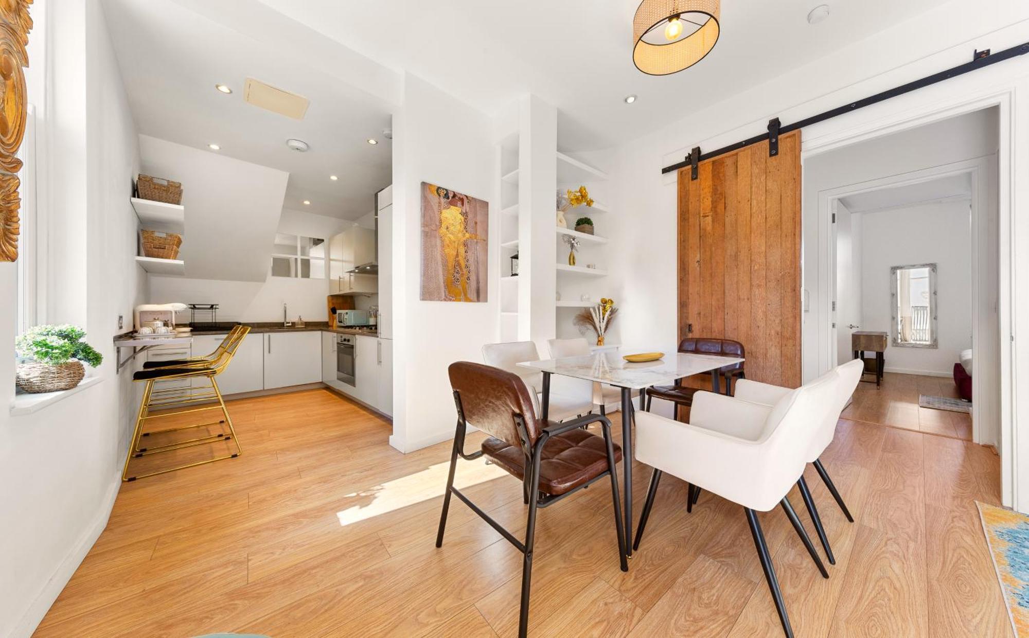 Designer Victorian Flat With Huge Terrace *