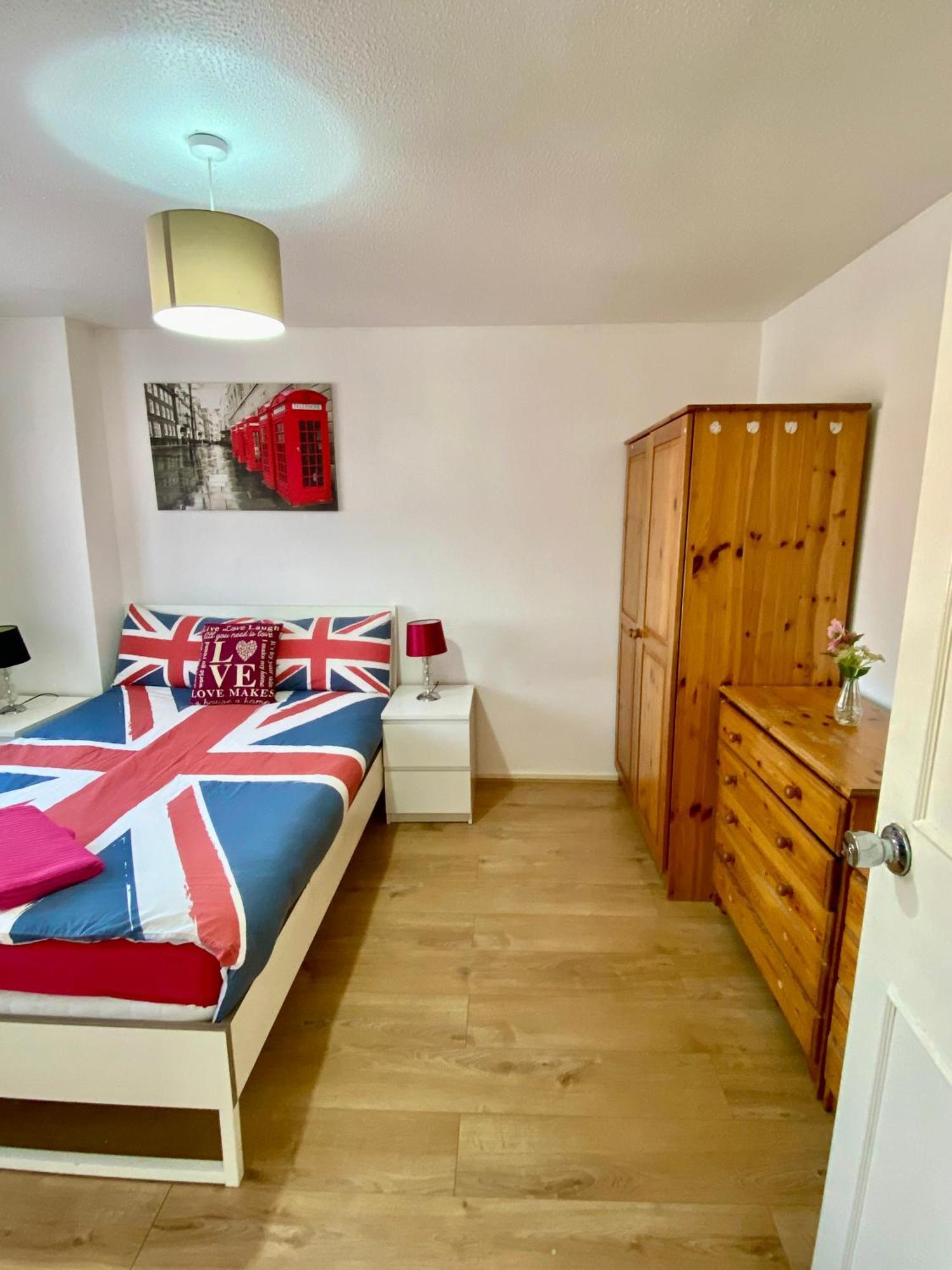 Cosy 3 Bedroom House Near Stratford,olympic Park, E15 London