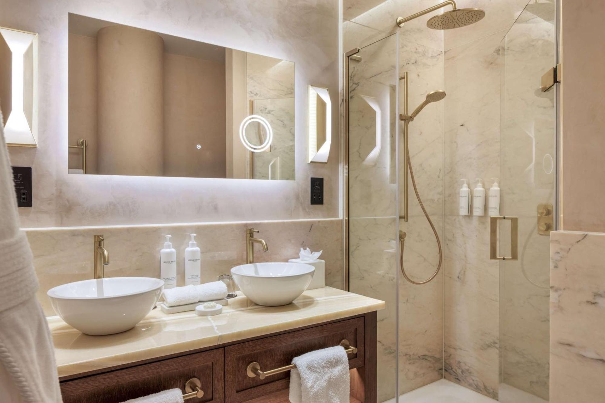 Hotel The Trafalgar St. James, Curio Collection By Hilton London
