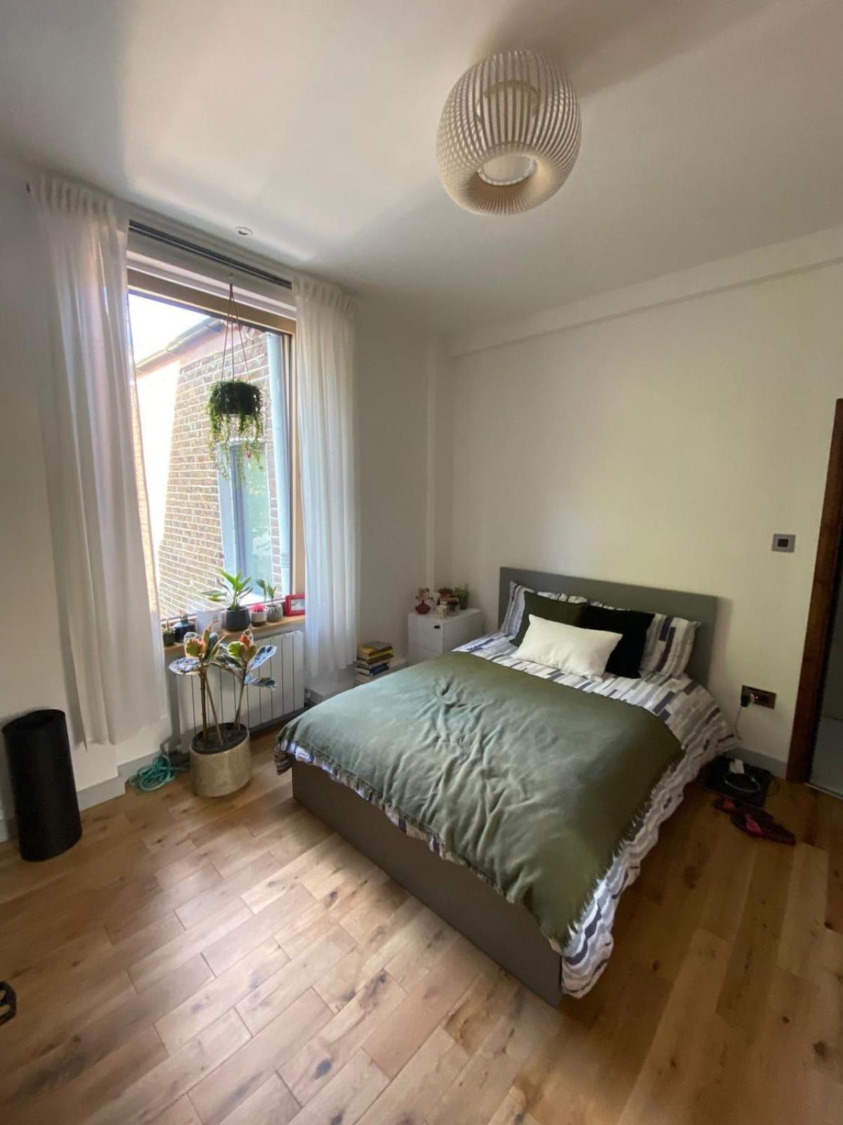 Lovely Spacious 2 Bed Apartment *