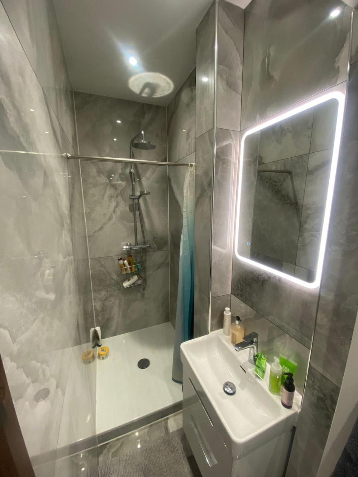 Apartment Lovely Spacious 2 Bed London