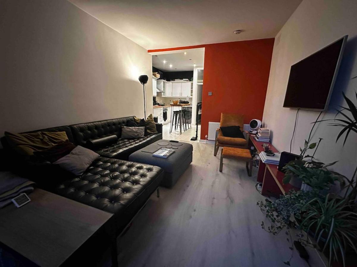 2 Bedroom Flat With Private Garden London