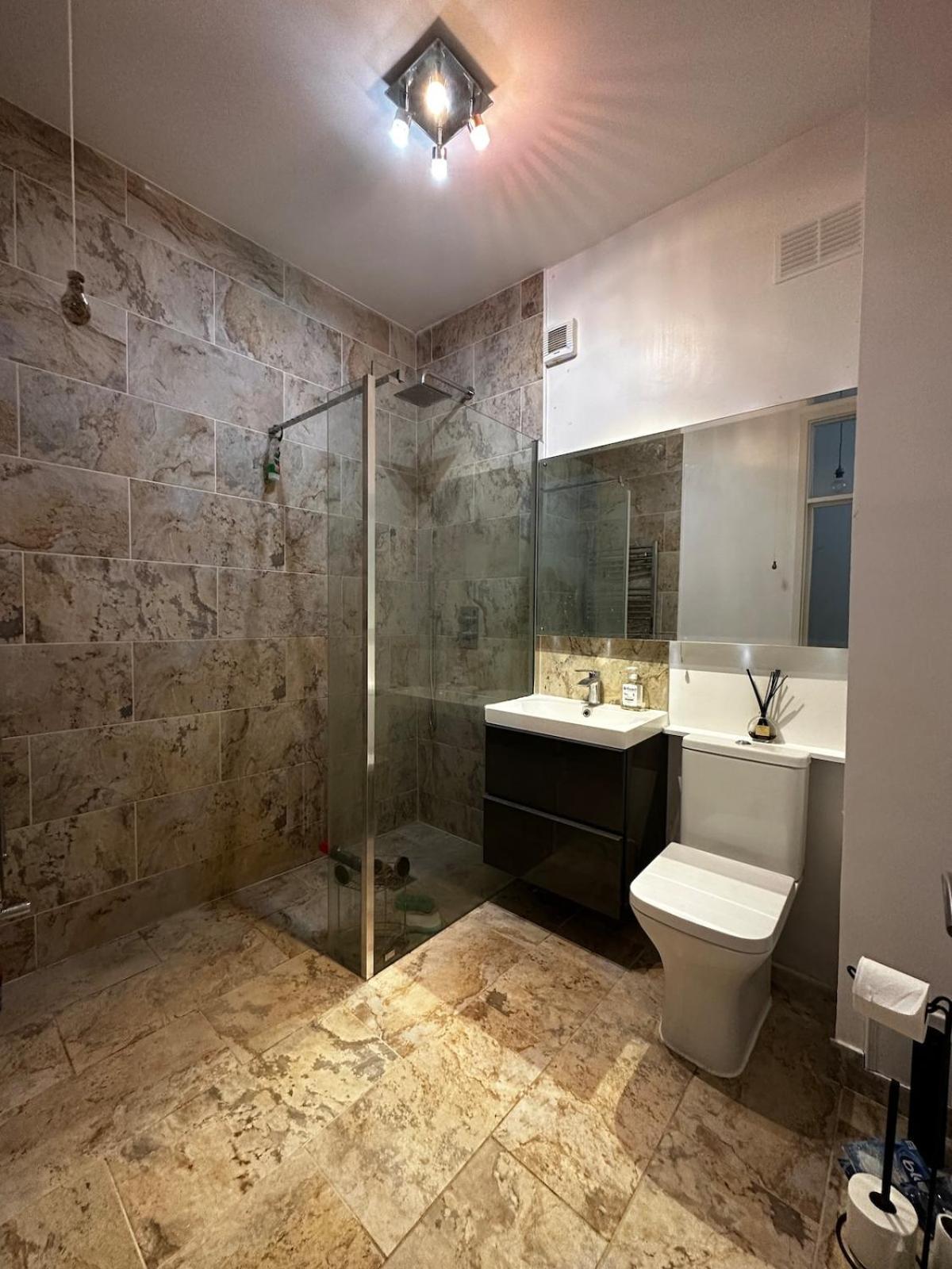 2 Bedroom Flat With Private Garden London