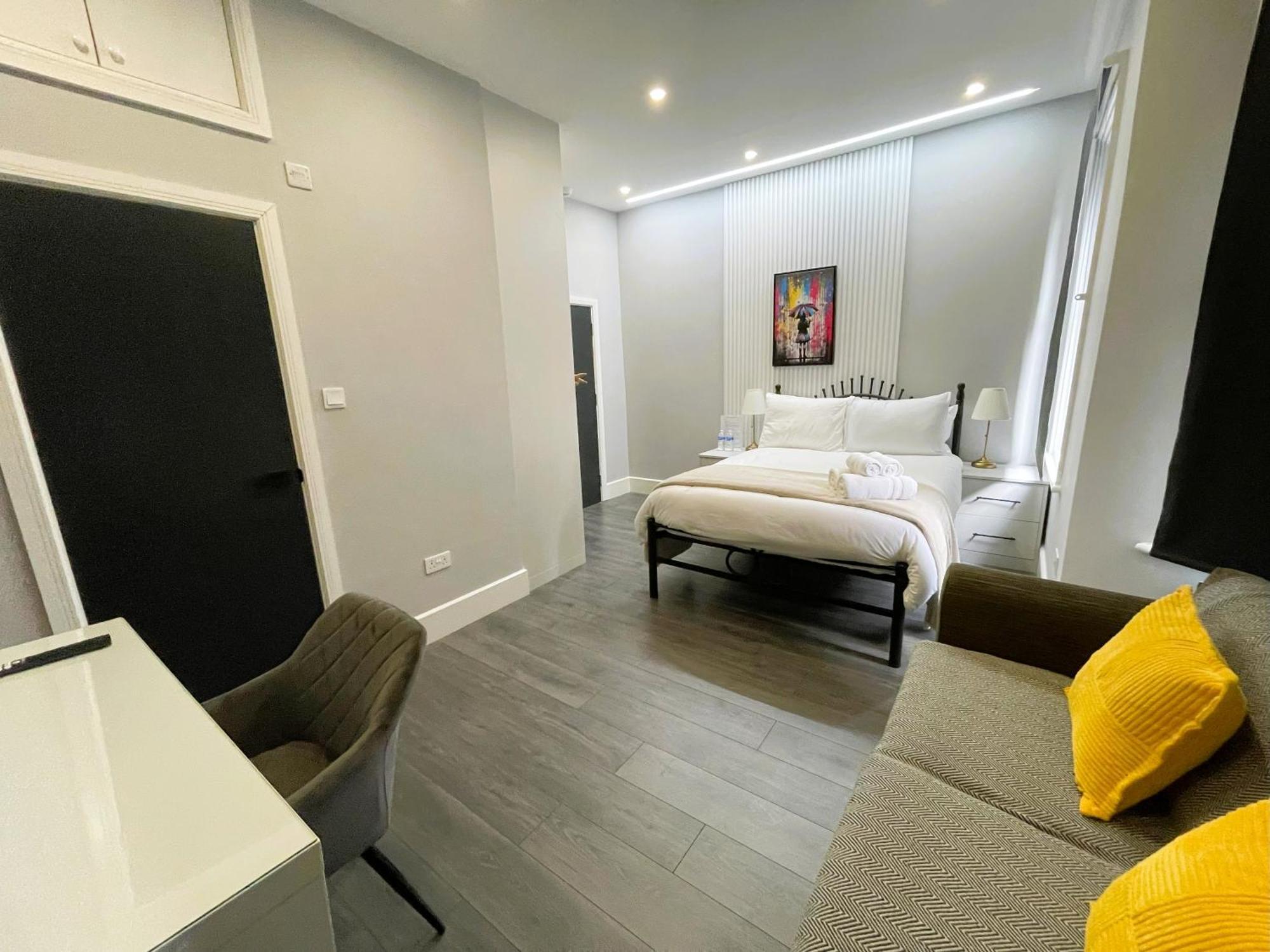 Luxury In Vibrant Area Homestay *