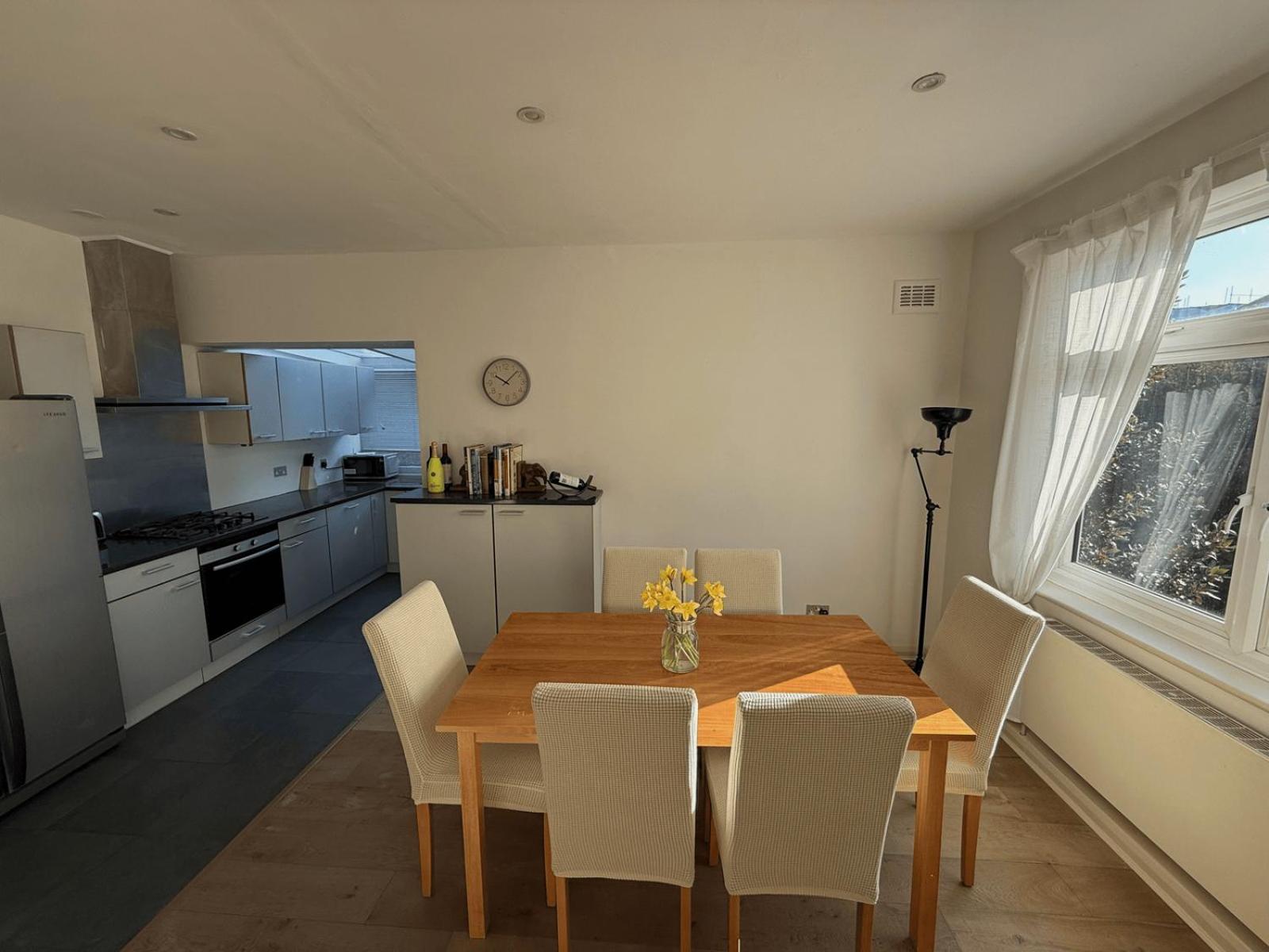 Spacious 3br In Heart Of Wimbledon