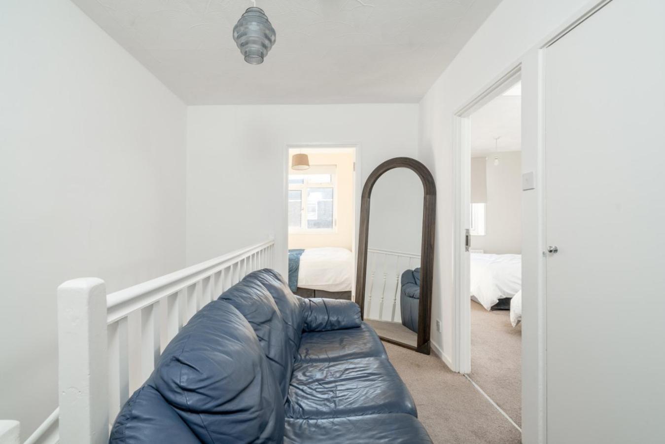 Stylish 3 Bed With Gardens Fast Transport Links Сasa de vacaciones