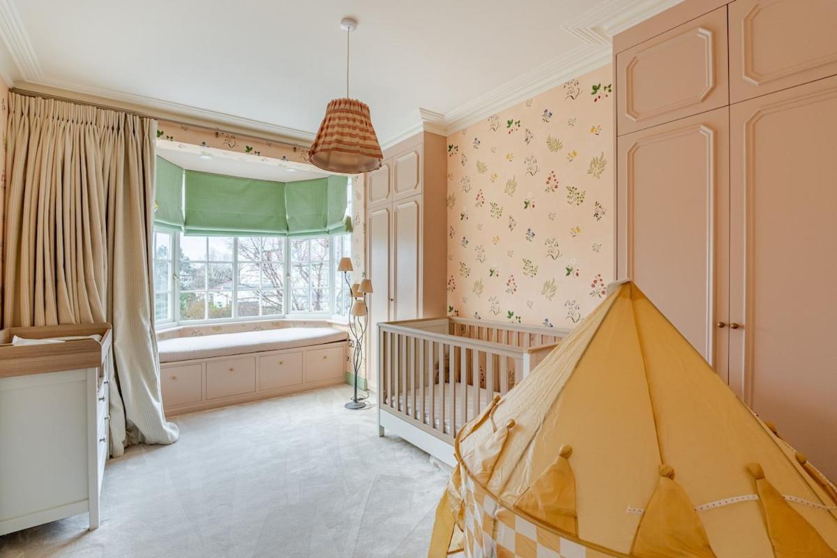 Vakantiehuis Luxury Open Plan 5 Bed House With Garden & Parking *