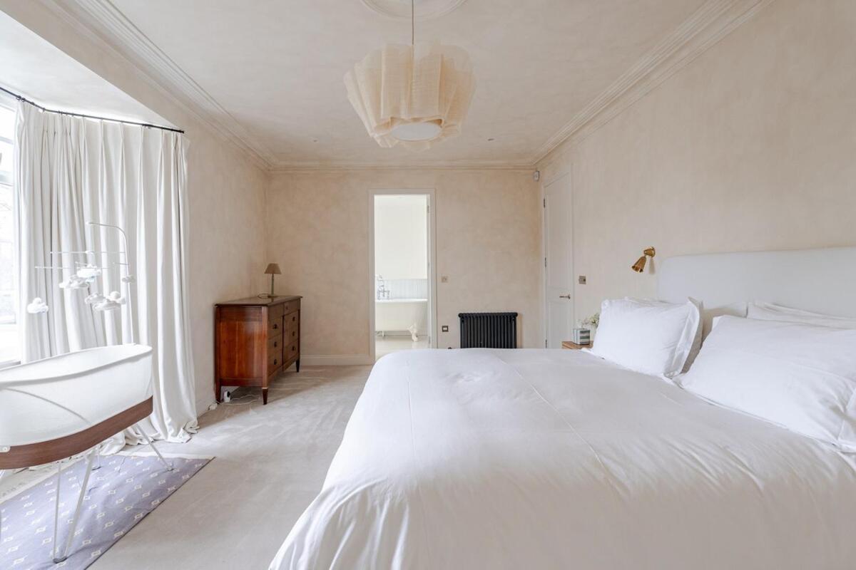Vakantiehuis Luxury Open Plan 5 Bed House With Garden & Parking