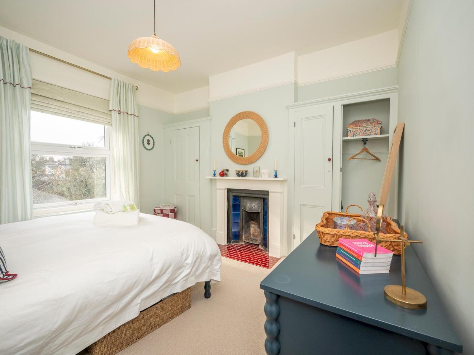Charming Victorian 25mins To Bridge Pass The Keys Holiday home London