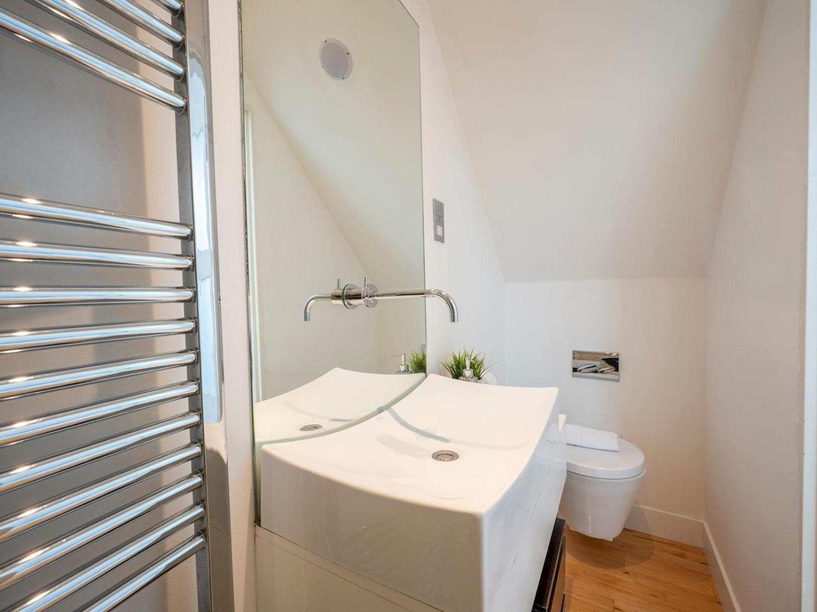 Pass The Keys Waterside House Wcentral Links And Parking Holiday home