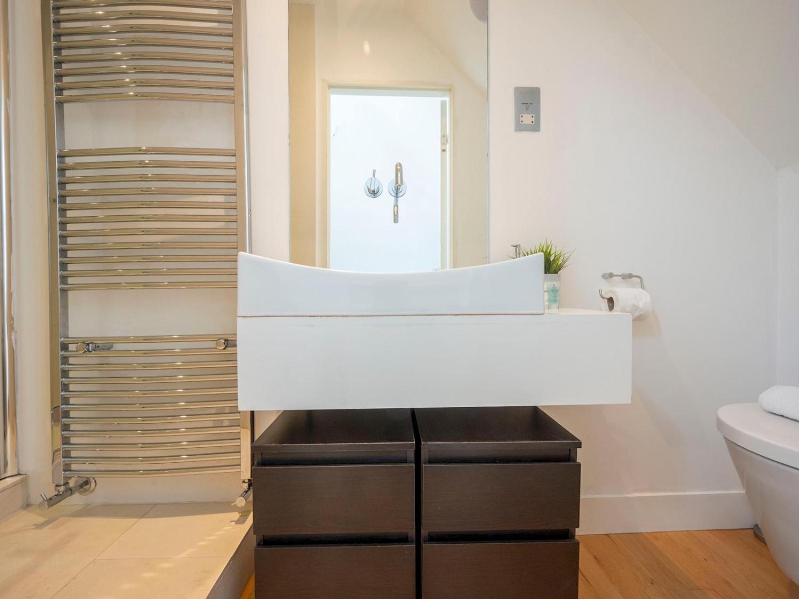 Pass The Keys Waterside House Wcentral Links And Parking Holiday home London