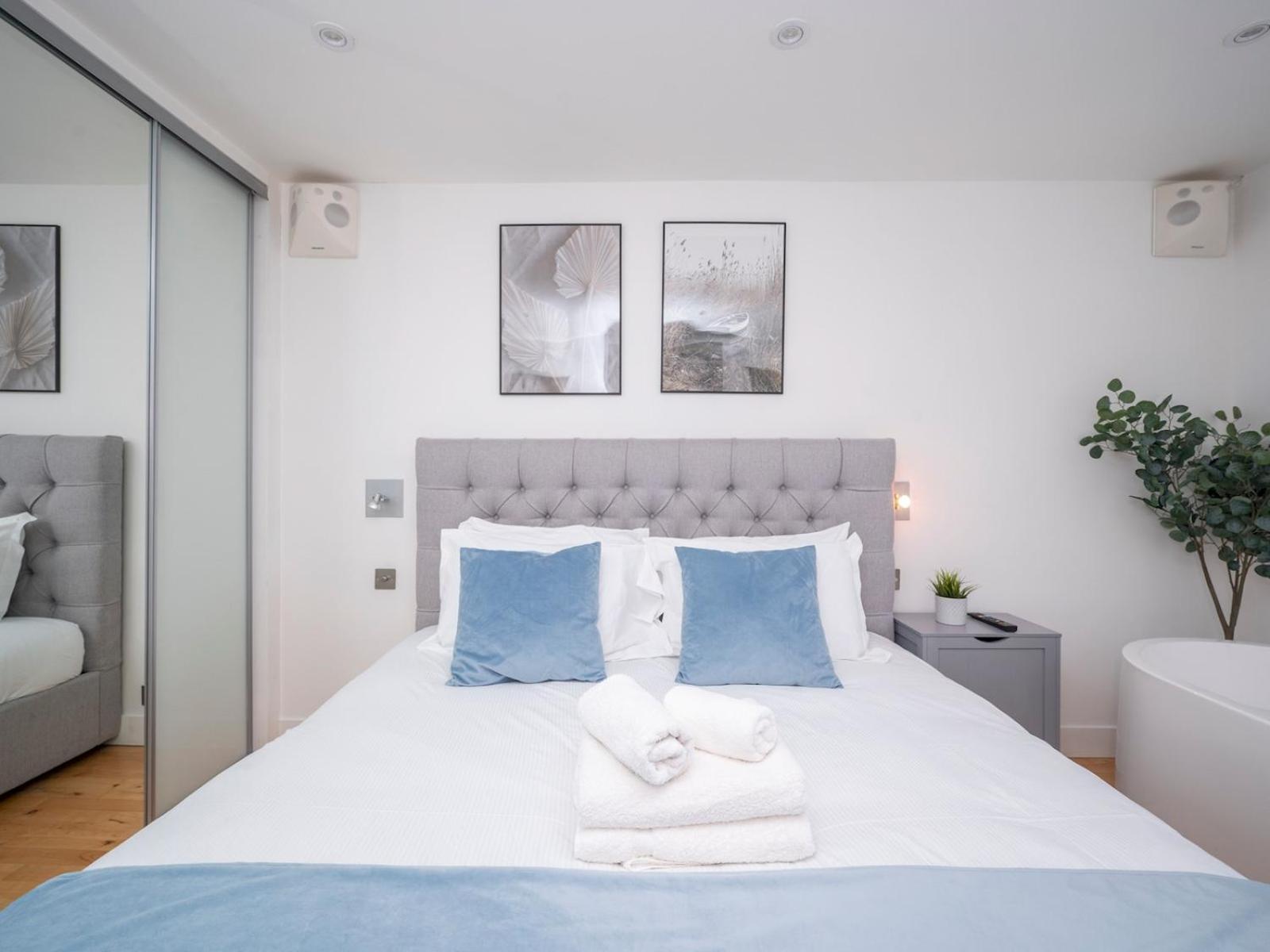 Pass The Keys Waterside House Wcentral Links And Parking * London