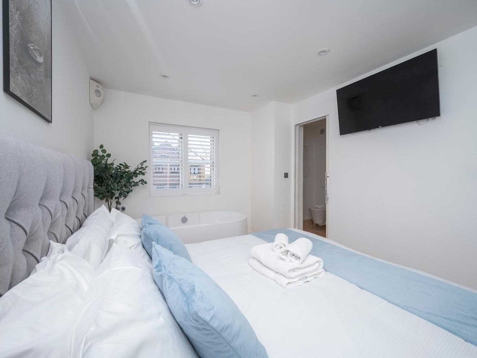 Holiday home Pass The Keys Waterside House Wcentral Links And Parking