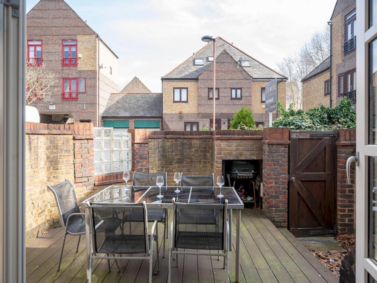 Pass The Keys Waterside House Wcentral Links And Parking Holiday home London