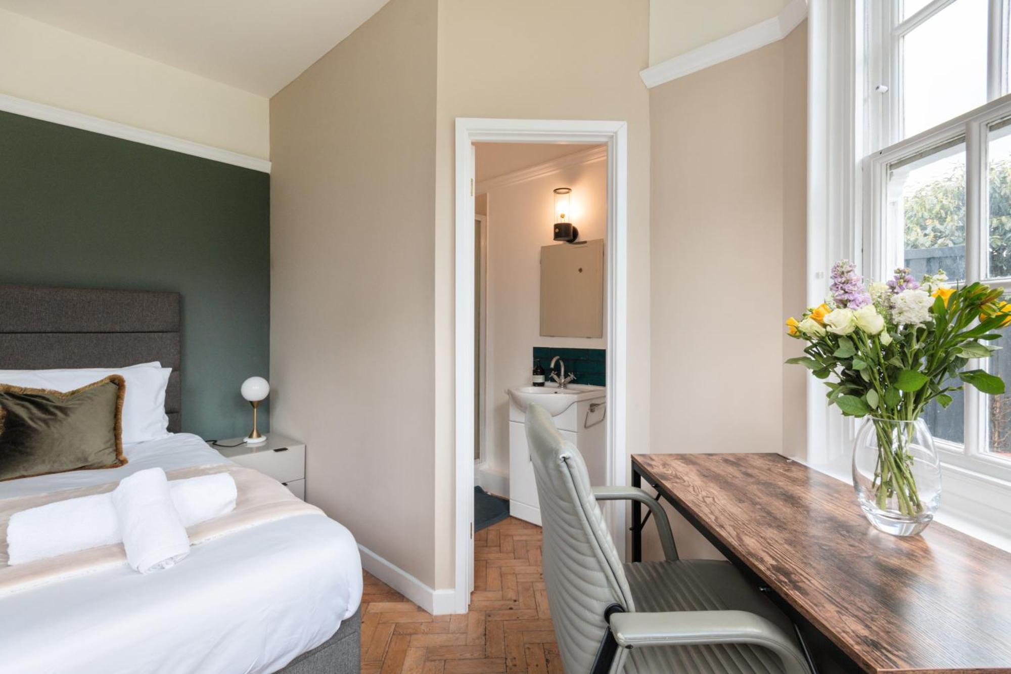 The Vicarage Tooting, Sw17 * London