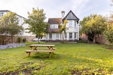 The Vicarage Tooting, Sw17 *