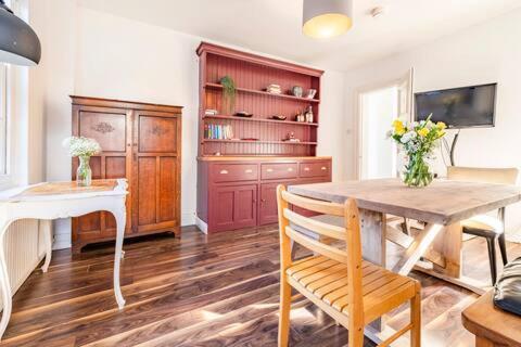 The Vicarage Tooting, Sw17 London