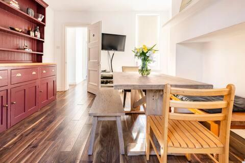 The Vicarage Tooting, Sw17 * London