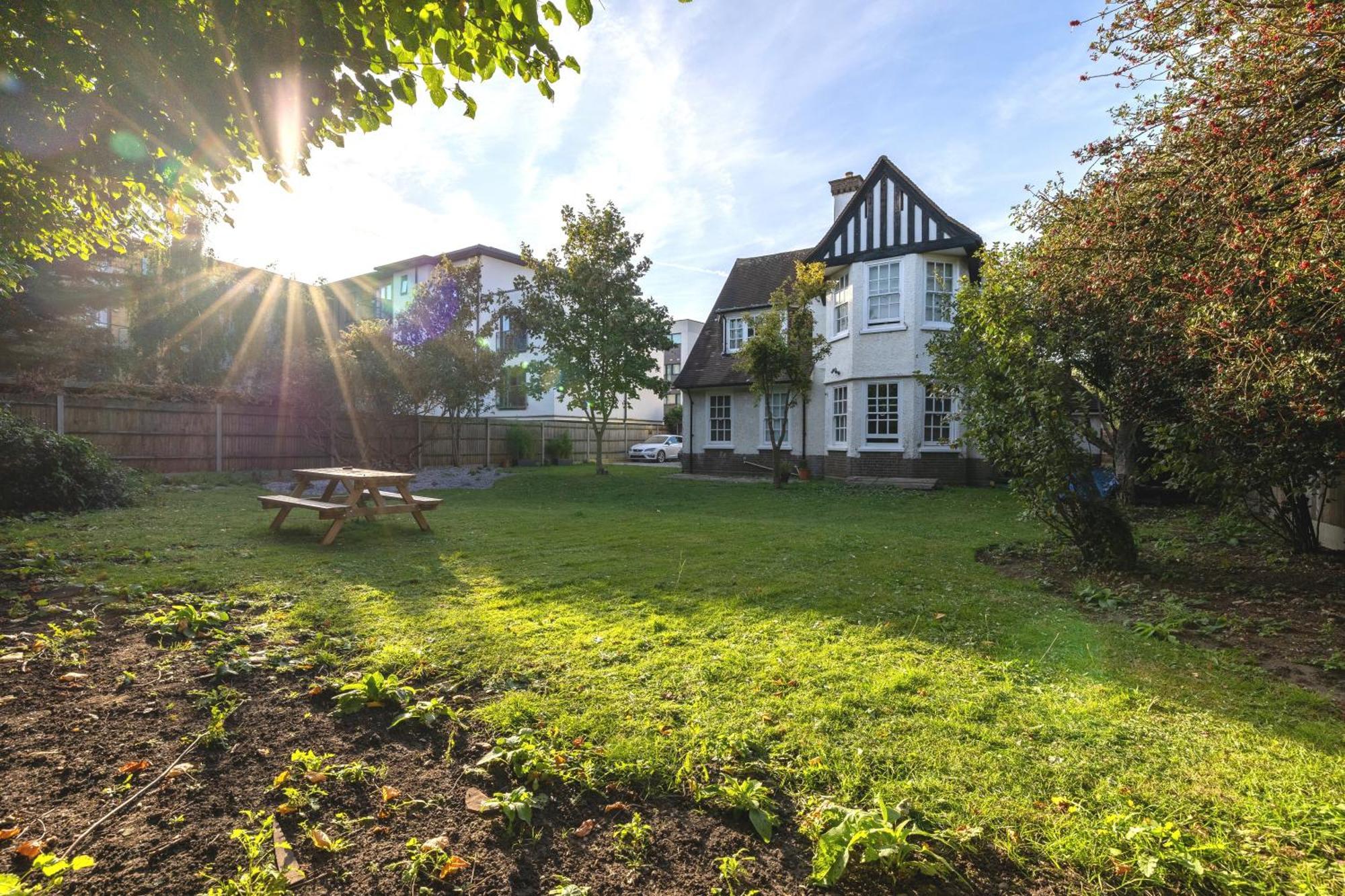 The Vicarage Tooting, Sw17 * London