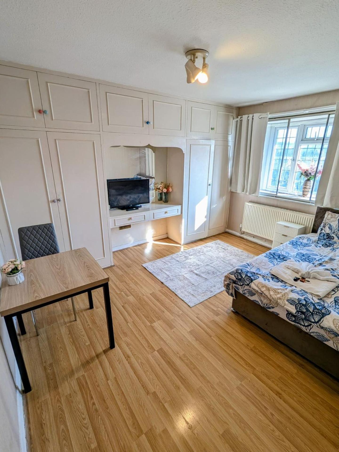 Bright And Spacious Double In Hampstead Garden Suburb Homestay London