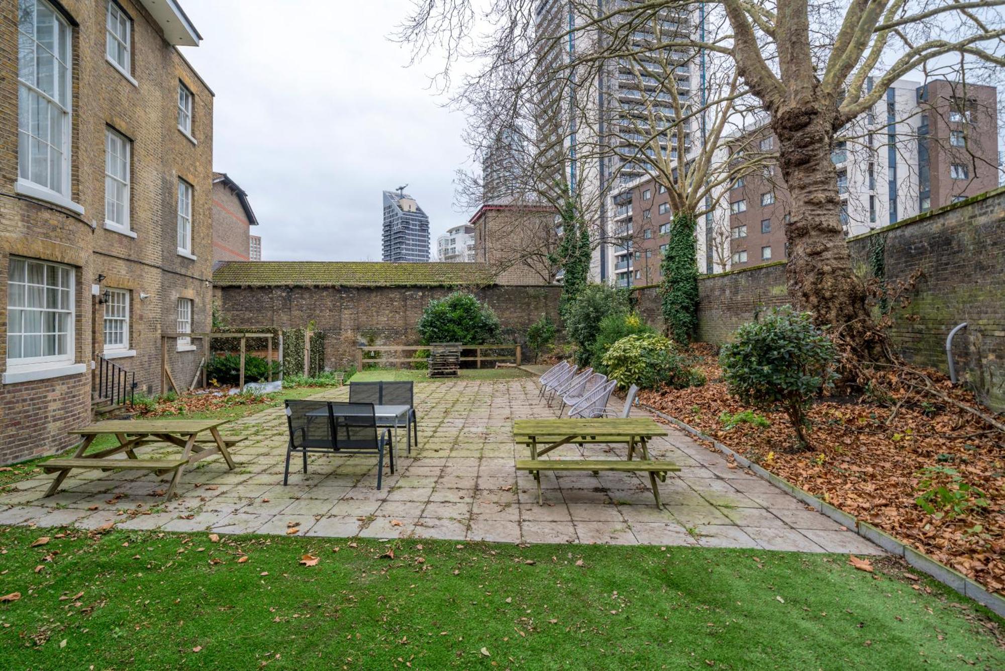 Apartment Larger Groups Close To O2 Arena Excel Canary Wharf With Wifi And Parking Within Mins Walk To Drl & Jubilee Line London