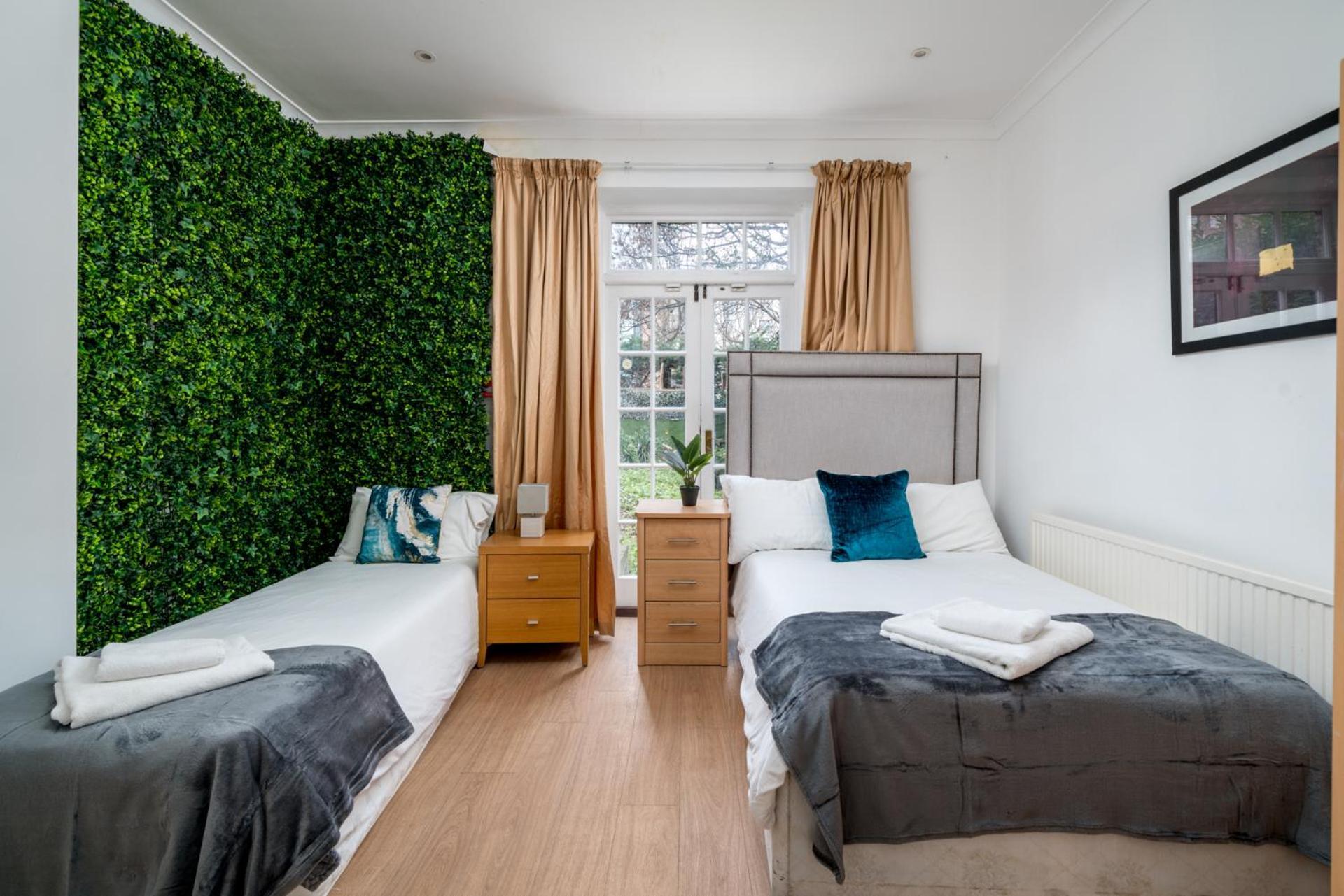 Larger Groups Close To O2 Arena Excel Canary Wharf With Wifi And Parking Within Mins Walk To Drl & Jubilee Line Apartment *