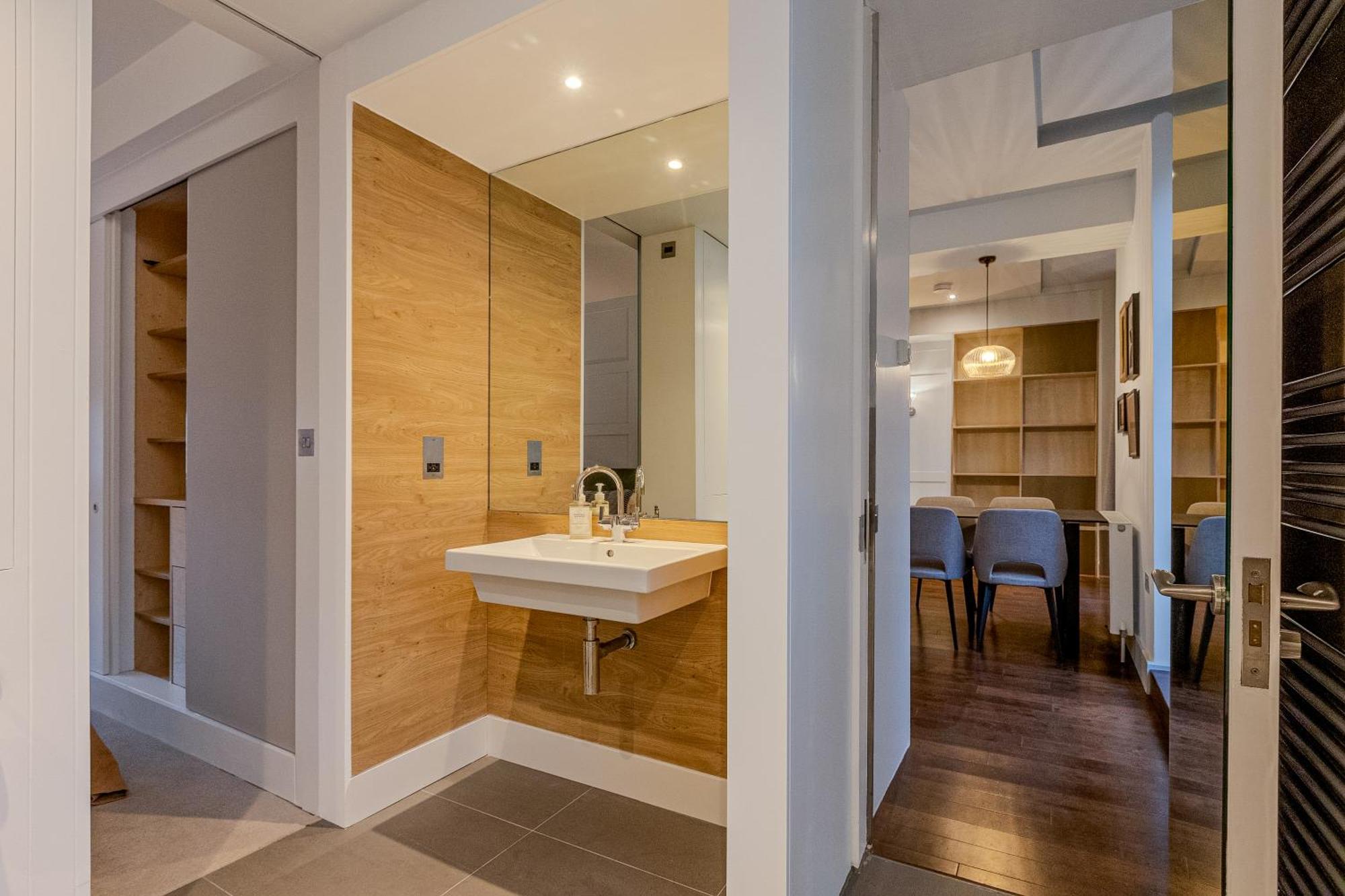 Modernized Serviced 3 Minutes From Blackfriars Apartment