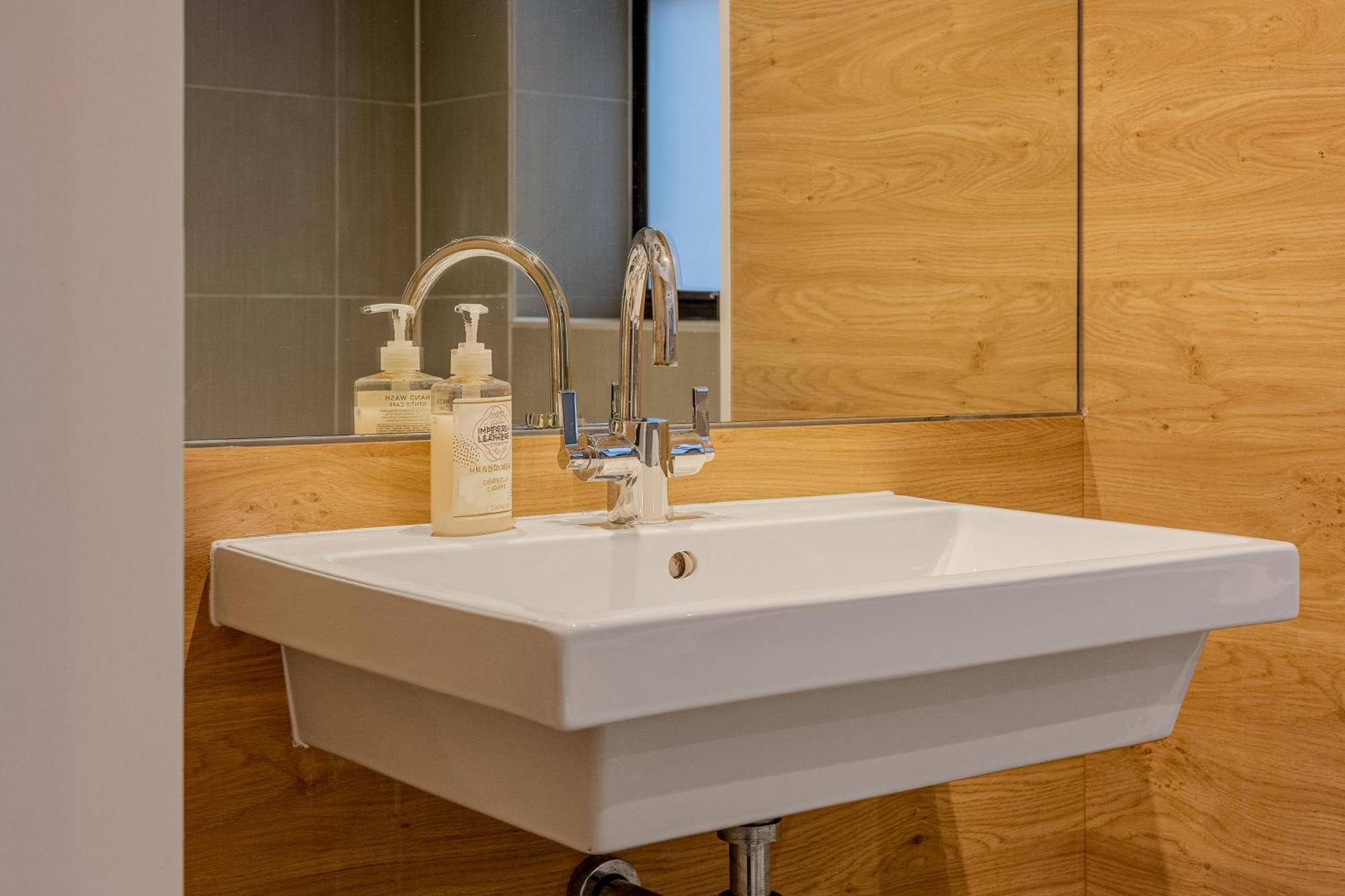 Apartment Modernized Serviced 3 Minutes From Blackfriars