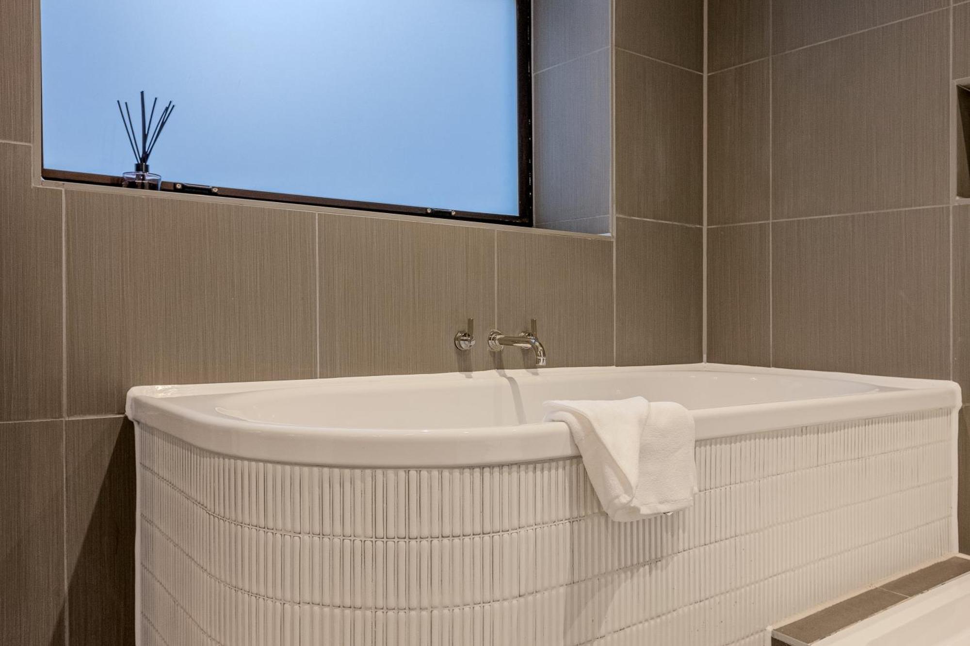 Modernized Serviced 3 Minutes From Blackfriars Apartment *