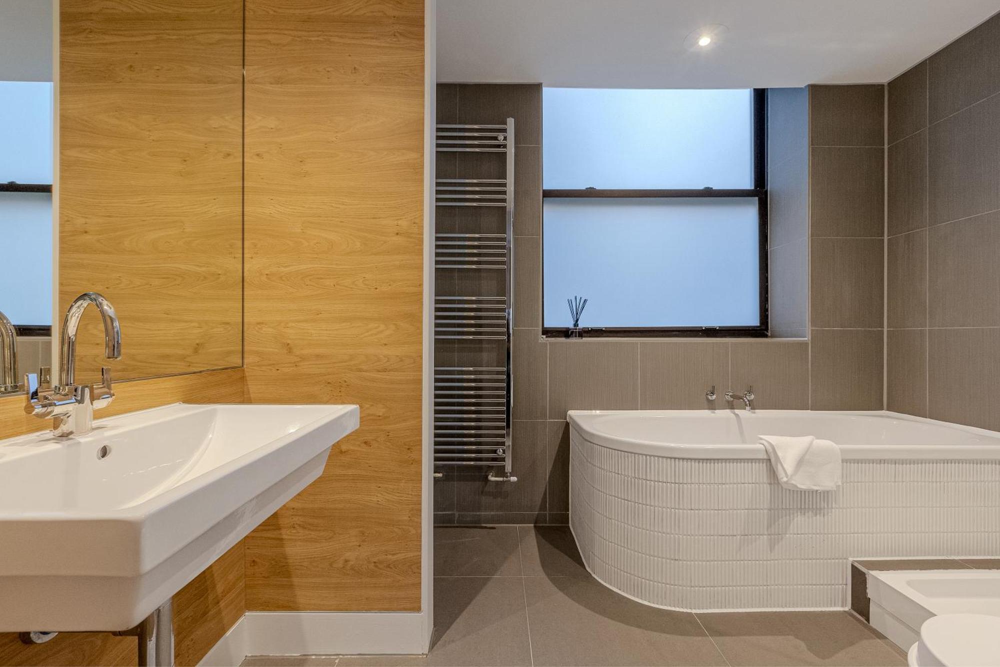 Modernized Serviced 3 Minutes From Blackfriars Apartment