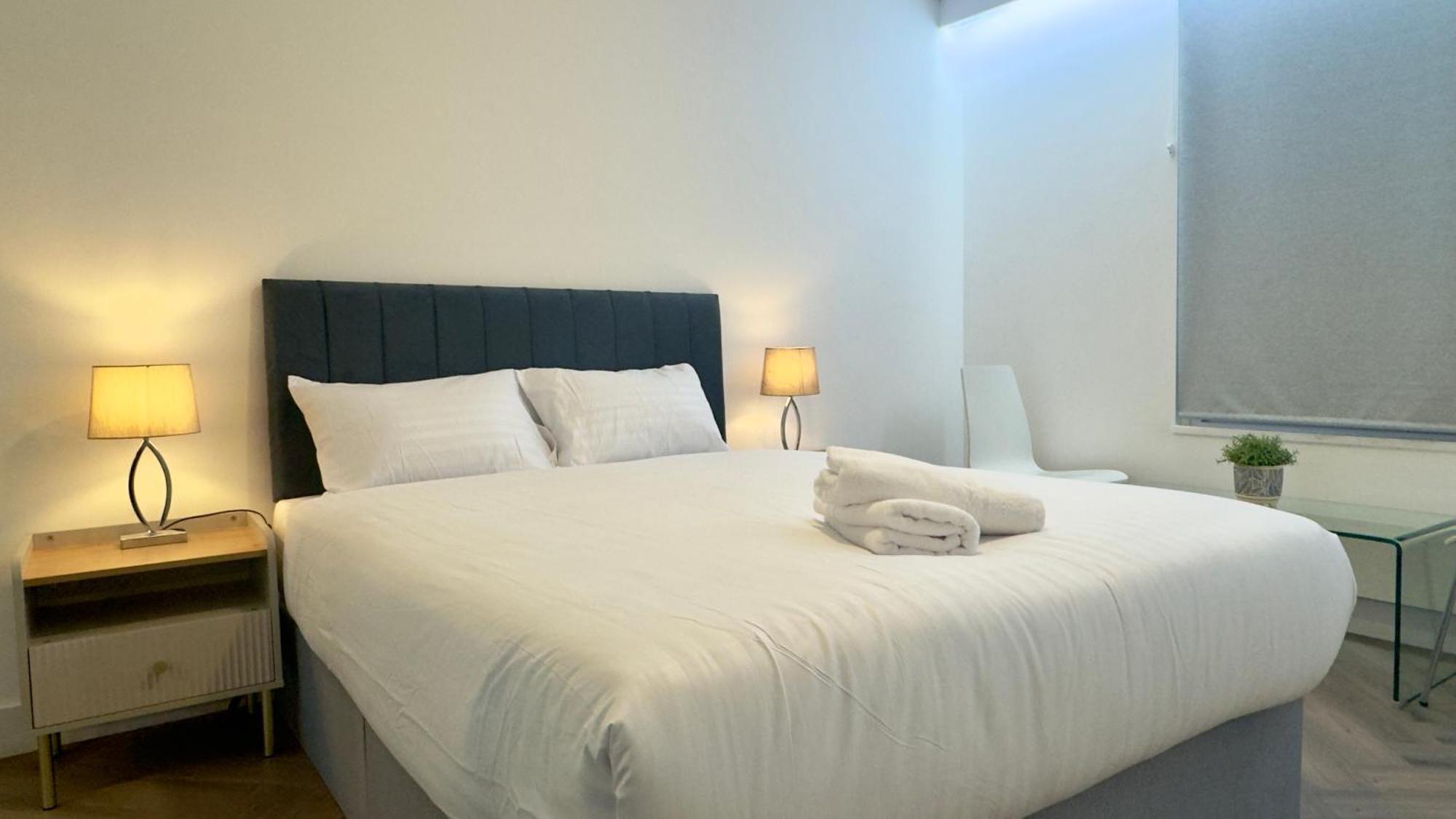Luxury 2 Bedroom By Aljoori Apartment *