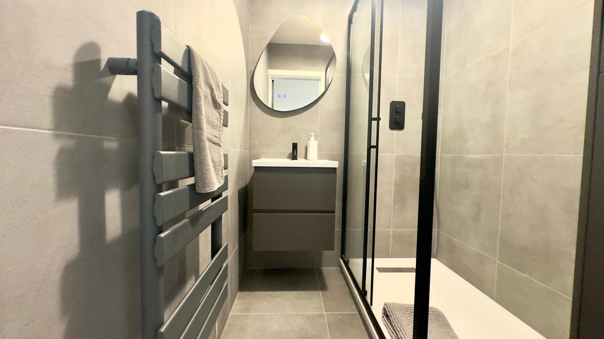 Luxury 2 Bedroom By Aljoori Apartment *