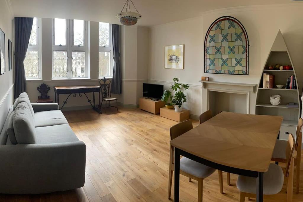Garden View Flat On Georgian Square In Fitzrovia Appartement Londen