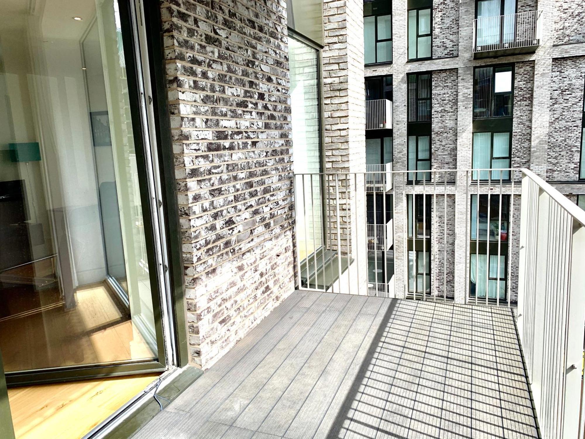 Modern Excel 2 Bedrooms 2 Bathrooms, Parking, Kitchen, Lounge, Balcony Appartement Londen