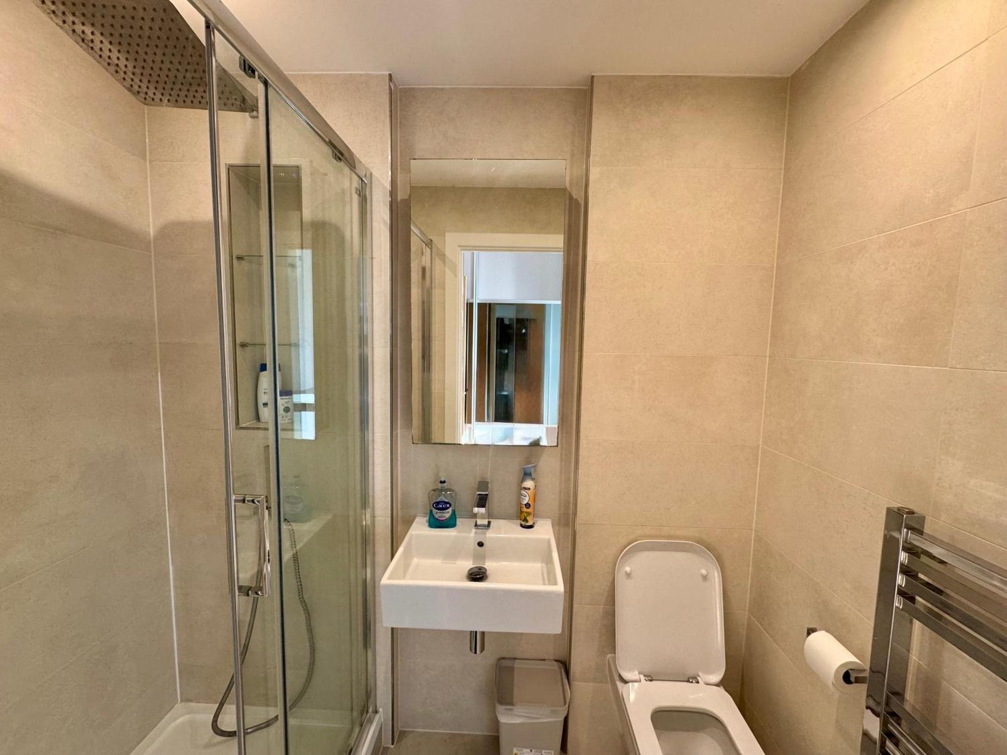 Appartement Modern Excel 2 Bedrooms 2 Bathrooms, Parking, Kitchen, Lounge, Balcony Londen