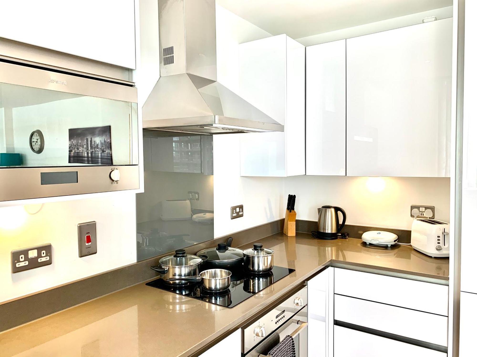 Appartement Modern Excel 2 Bedrooms 2 Bathrooms, Parking, Kitchen, Lounge, Balcony Londen