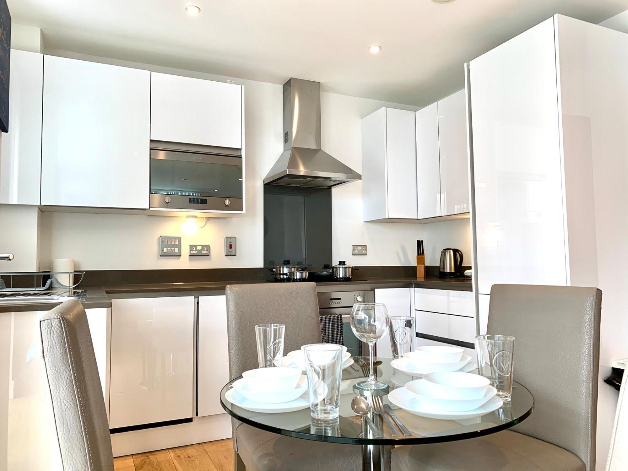 Modern Excel 2 Bedrooms 2 Bathrooms, Parking, Kitchen, Lounge, Balcony Londen