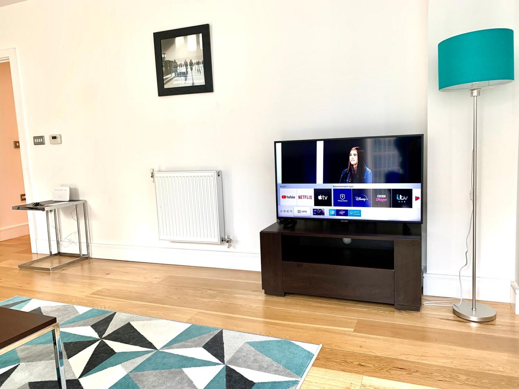 Modern Excel 2 Bedrooms 2 Bathrooms, Parking, Kitchen, Lounge, Balcony * Londen