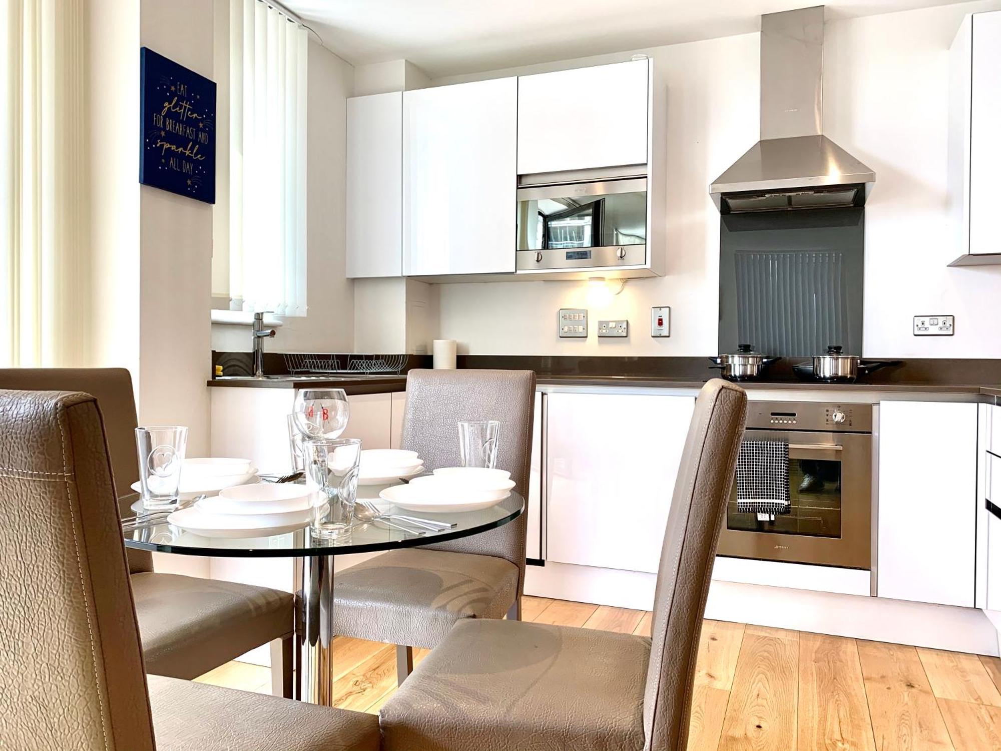 Modern Excel 2 Bedrooms 2 Bathrooms, Parking, Kitchen, Lounge, Balcony * Londen