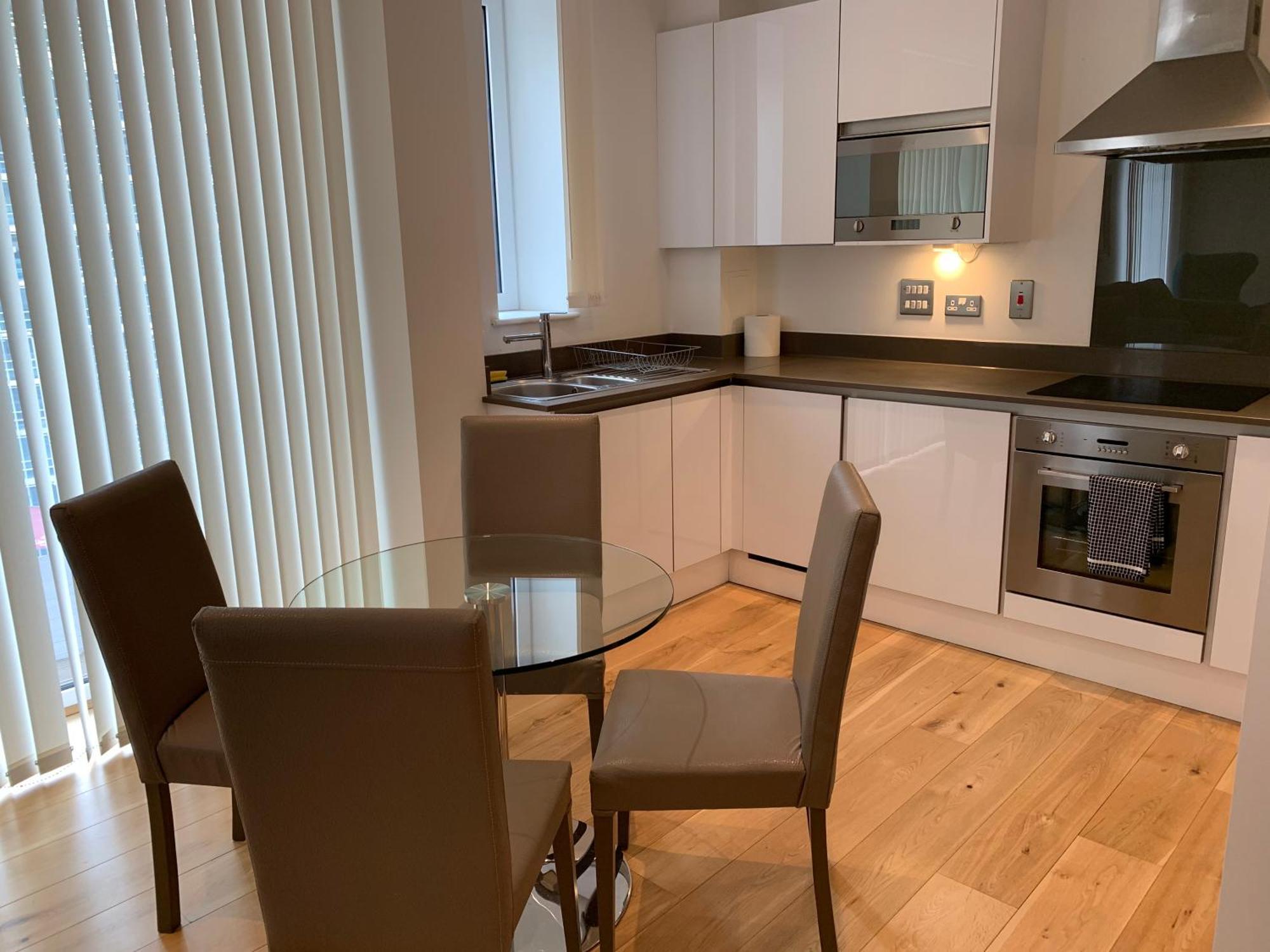 Appartement Modern Excel 2 Bedrooms 2 Bathrooms, Parking, Kitchen, Lounge, Balcony Londen