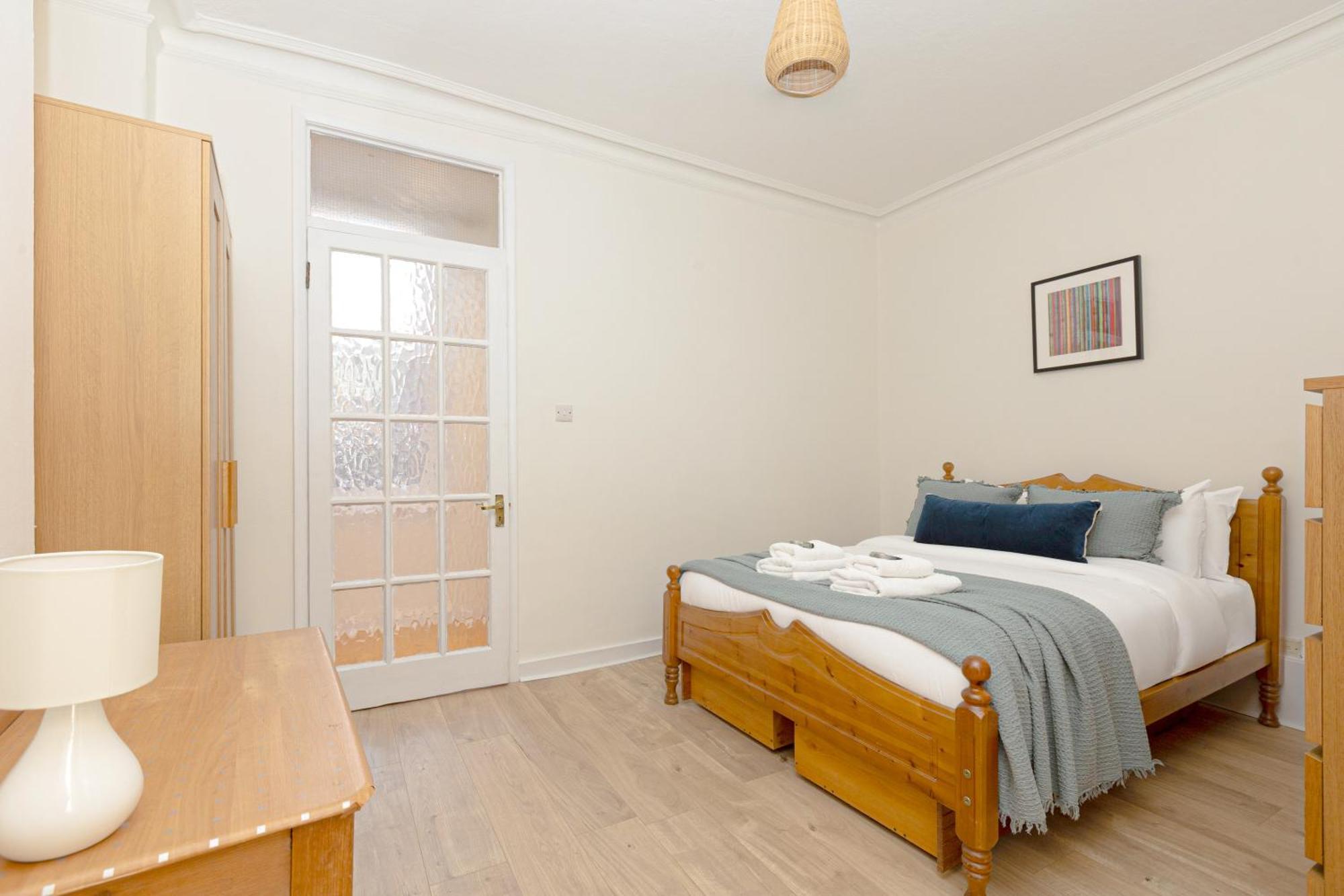 Sunny 1br Gem In Chelsea Harbour & Coleridge Gardens Apartment