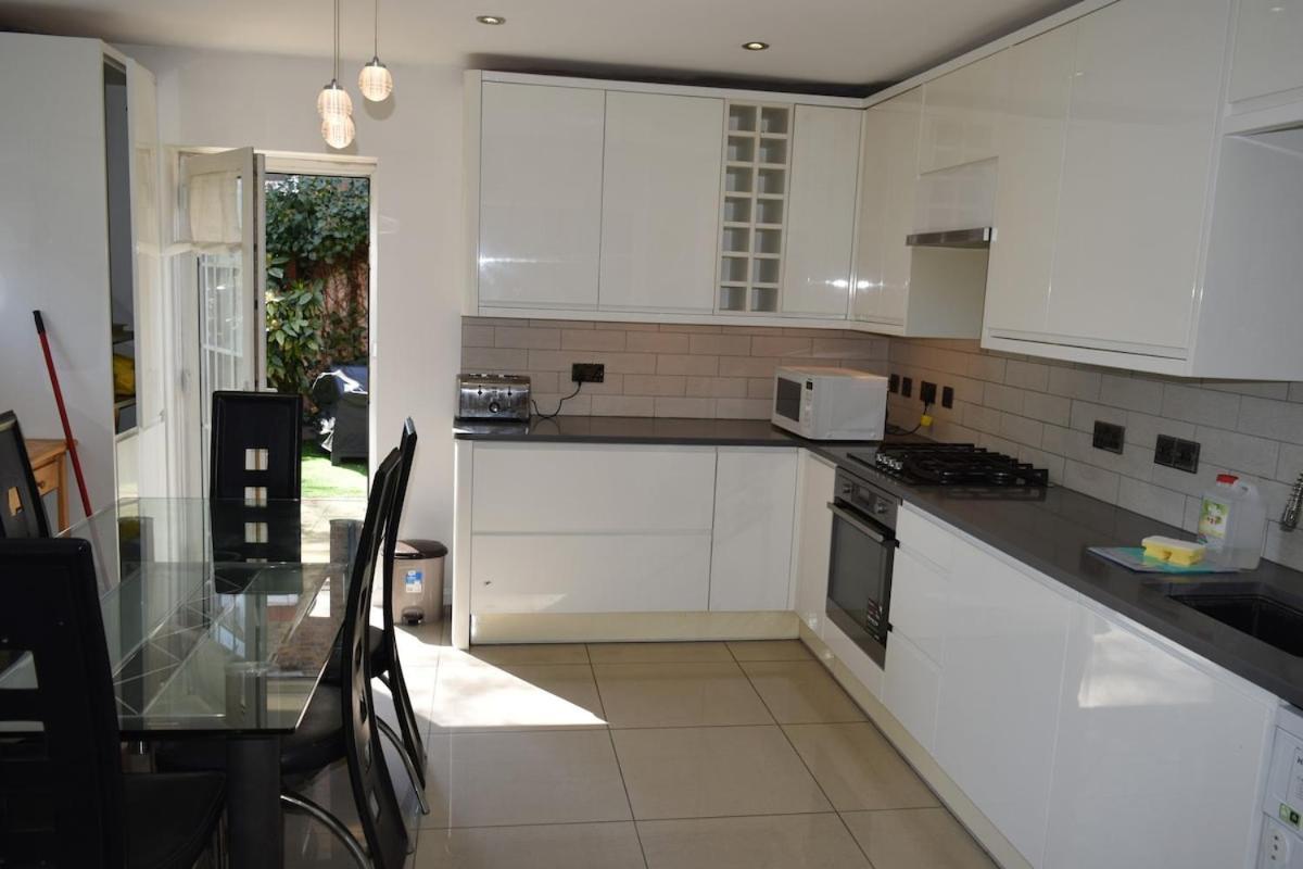 London Stratford - Spacious 2 Bed Flat With Secured Parking & Private Garden London