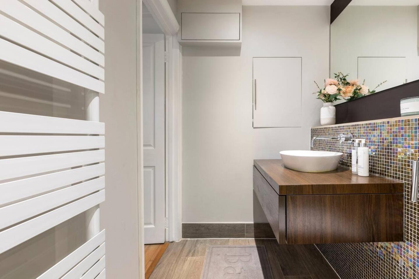 Spacious And Private By Royal Palace Apartment