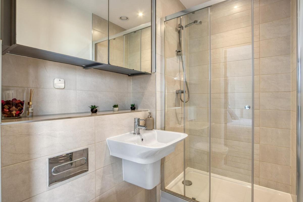 Modern Charming 2 Bed Flat With Amazing Views Apartment London
