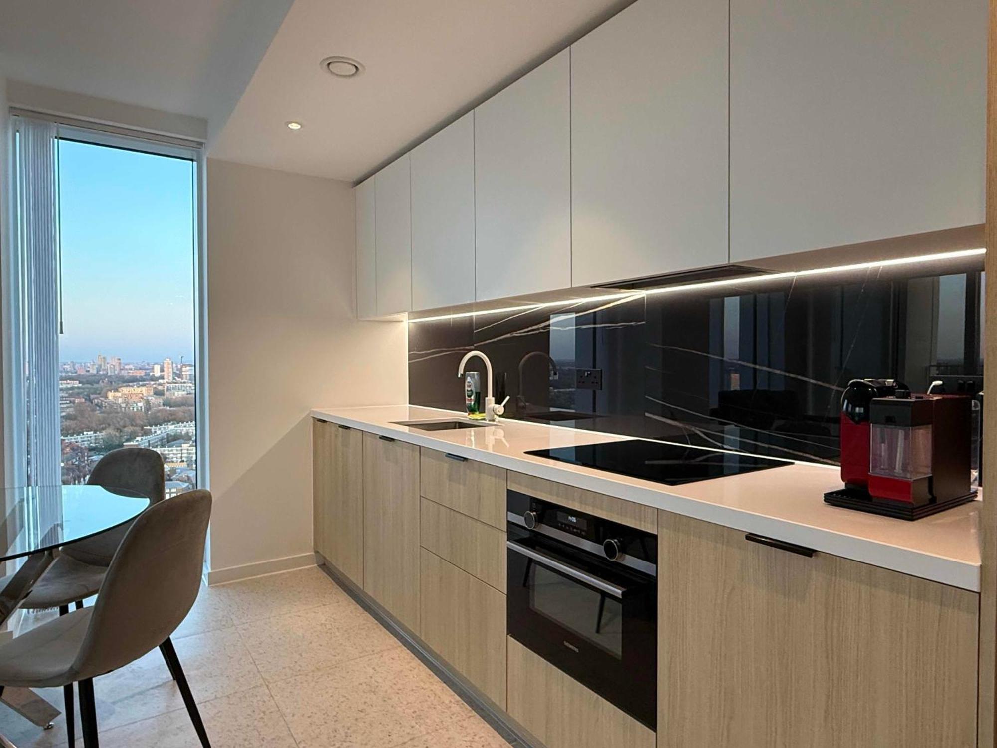 Luxury Skyline 1br Apartment *