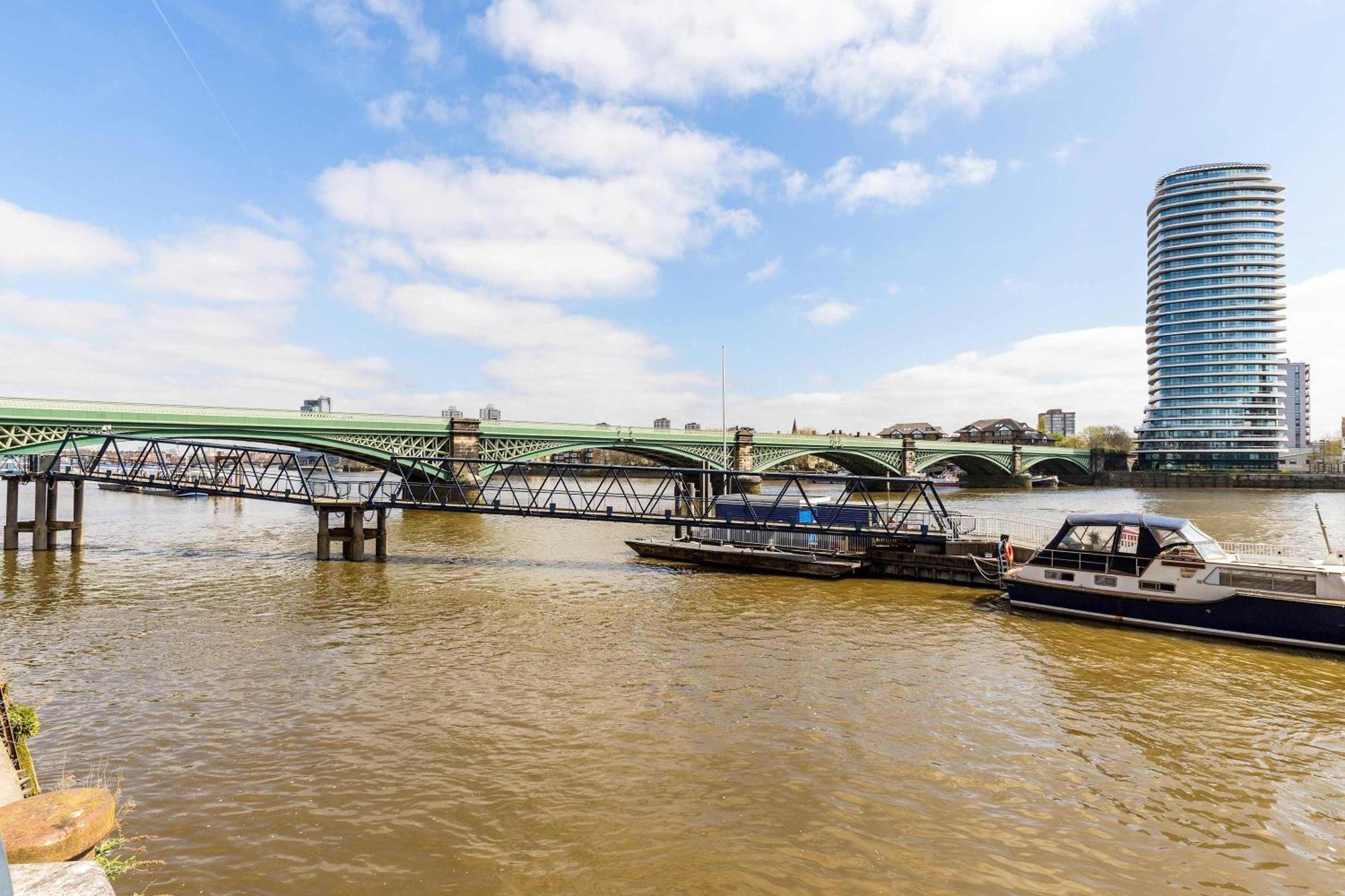 Apartment Italian Elegance In Riverside Battersea London