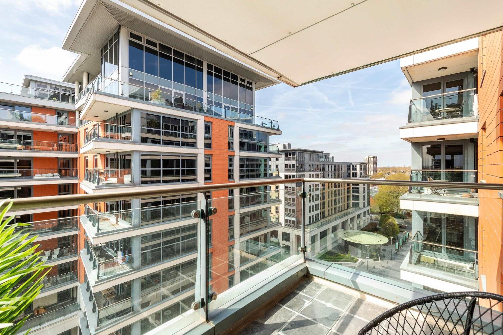 Italian Elegance In Riverside Battersea * London